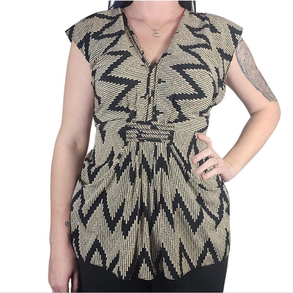 Aryn K Abstract Cevron Short Sleeve V neck black/beige blouse